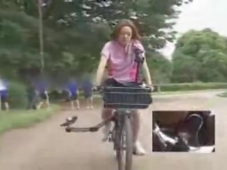 Japonais chéri masturbated tandis que chevauchée une specially modified sexe bike!