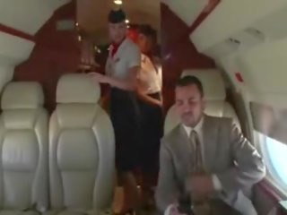 Potrebni stewardesses sesati njihovo clients težko peter na na plane