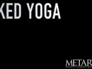 Desnudo yoga seductress dedos su sweaty afeitada coño a un orgasmo