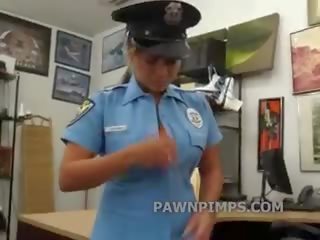 Thực cảnh sát có đến bán cô ấy thân thể trên cẩm