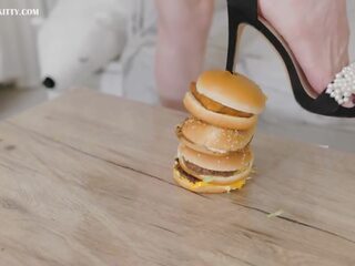 AB060 Abby Kitty with High heels Crush food and cum - å¤§å±äººå¦é«è·éè¸©è¸é£ç©å°ç²¾