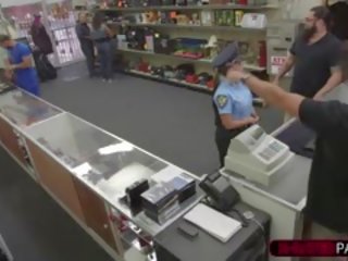 Tettona latina poliziotto sells suo weapon estremità su scopata