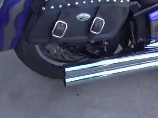 Šik v dlho koža čižmy pumps a revs motorcycle