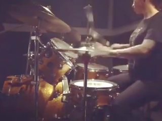 Felicity feline drumming en ses studios