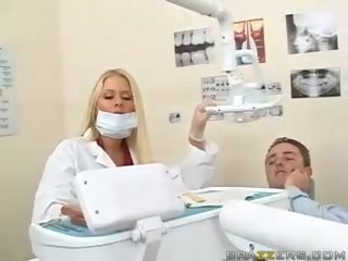 Superior jovem grávida mamalhuda loira dentist filmagens dela mamas para um paciente