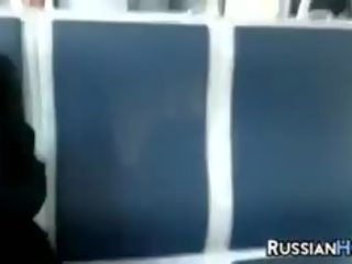 Groping un giovane adolescente su un treno