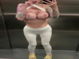 Calvo putas esguichando orgasmo em público elevador