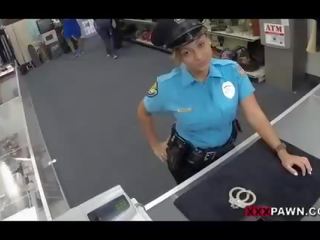 Латинська безпеку офіцер pawns її манда