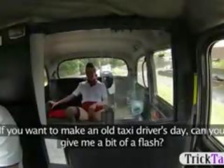 Полово възбуден passenger смуча такси шофьор огромен кур заловени на камера