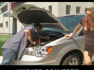 Wondermooi blondine brits milf tanya tate eikels haar auto mechanic