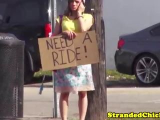 Amatorskie hitchhiking nastolatka pieprzony na the samochód