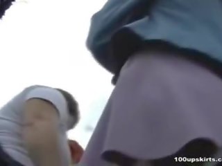 Ústa zalievanie školské mladý dáma vyhrnutá sukňa