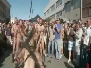 Offentlig plaza med stripped menn prepared til vill coarse violent homofil gruppe xxx film