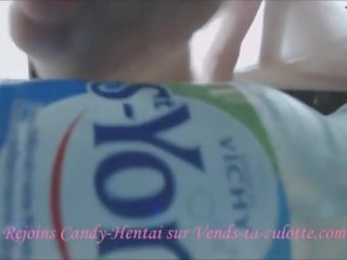 Fétichisme de pieds - une amatrice joue avec une bouteille avec ses jolis petons