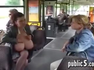 Mjölkning henne stor brösten i offentlig på den tåg